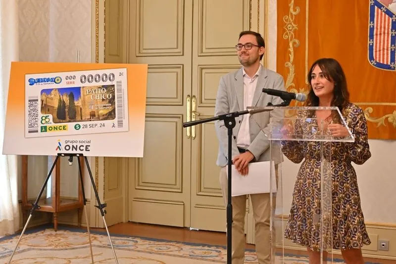 Presentación en el Ayuntamiento de Salamanca del cupón con la imagen del Patio Chico