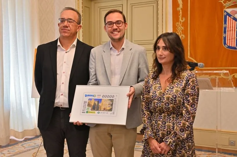Presentación en el Ayuntamiento de Salamanca del cupón con la imagen del Patio Chico