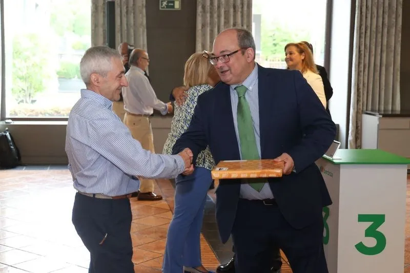 El director de i-DE en CYL, Óscar Villanueva, entregando un obsequio