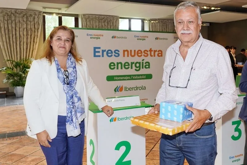 Eva Mancera, consejera delegada de i-DE, entrega uno de las distinciones