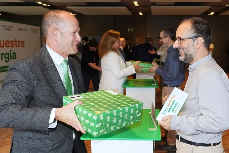Miguel Calvo, delegado de Iberdrola en CYL, entrega uno de los obsequios