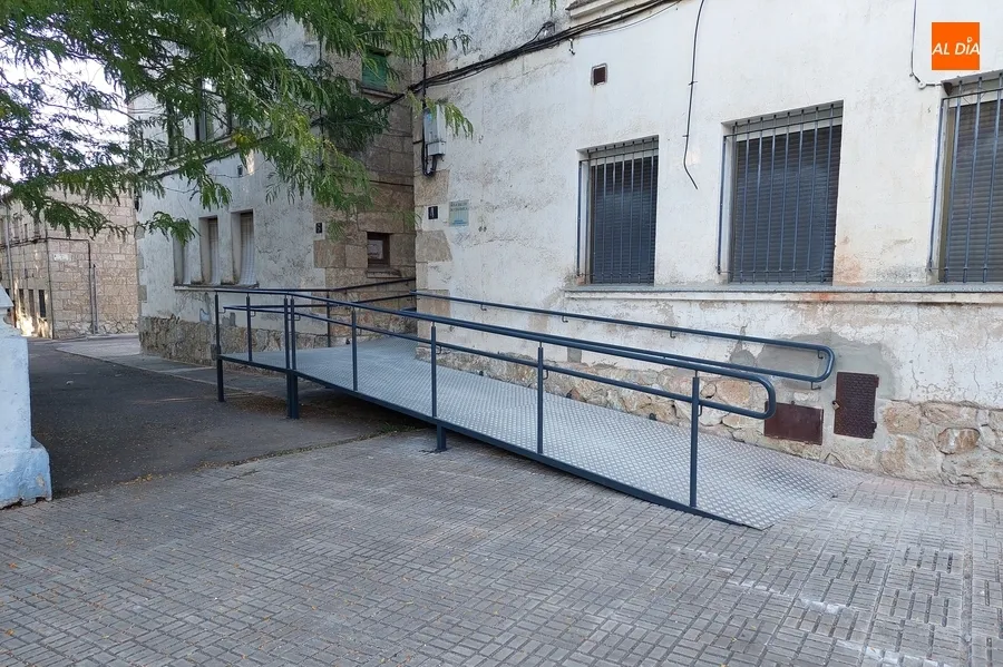 Foto 2 - El Aula de Cer&aacute;mica del Centro de Adultos ya tiene su flamante rampa