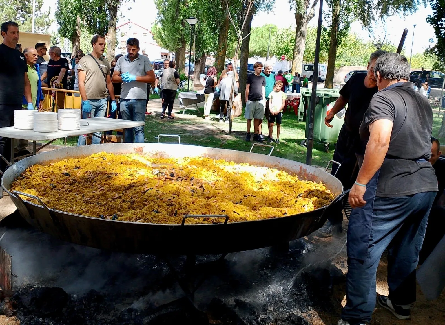 Foto 4 - Gran ambiente festivo y m&aacute;s de 1.700 raciones disfrutadas en una multitudinaria paellada en Villoria