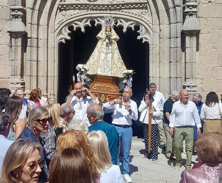 Foto 2 - Macotera arropa de manera multitudinaria a su patrona, la Virgen de la Encina