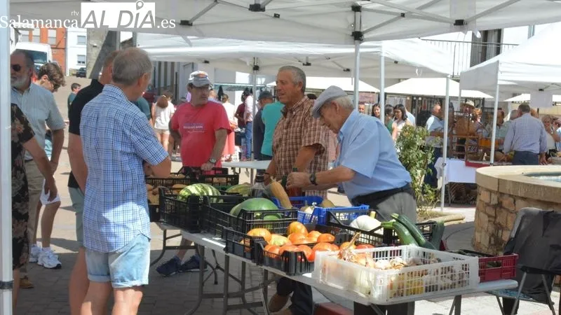 Foto 3 - Lumbrales vive un animado cierre de fiestas con la feria hort&iacute;cola y una comida solidaria
