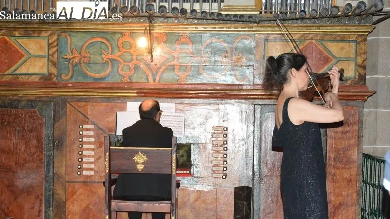 Foto 3 - El organista y sacrist&aacute;n de Lumbrales, &Aacute;ngel Miguel, recibe un homenaje como 'Guardi&aacute;n de melod&iacute;as'