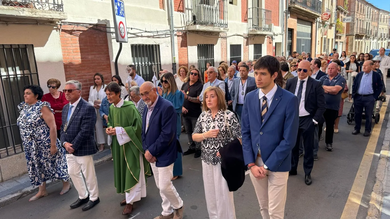 Foto 7 - El Santo Cristo de la Agon&iacute;a recibe cari&ntilde;o y devoci&oacute;n en su vuelta a las calles para celebrar su tradicional fiesta