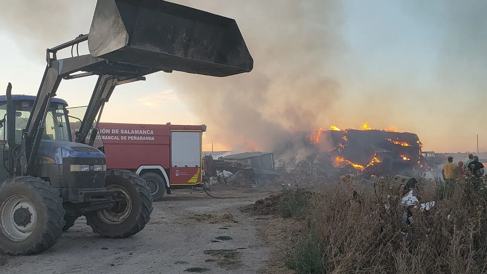 Foto 4 - Un espectacular incendio calcina un gran n&uacute;mero de pacas en B&oacute;veda del R&iacute;o Almar