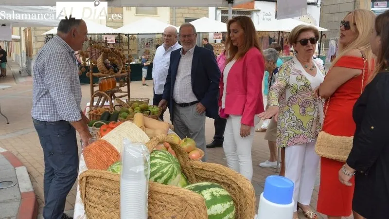 Foto 2 - Lumbrales vive un animado cierre de fiestas con la feria hort&iacute;cola y una comida solidaria