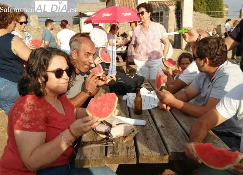 Devoción, fiesta y sandías para honrar a la Virgen de Otero en su festividad | Imagen 1