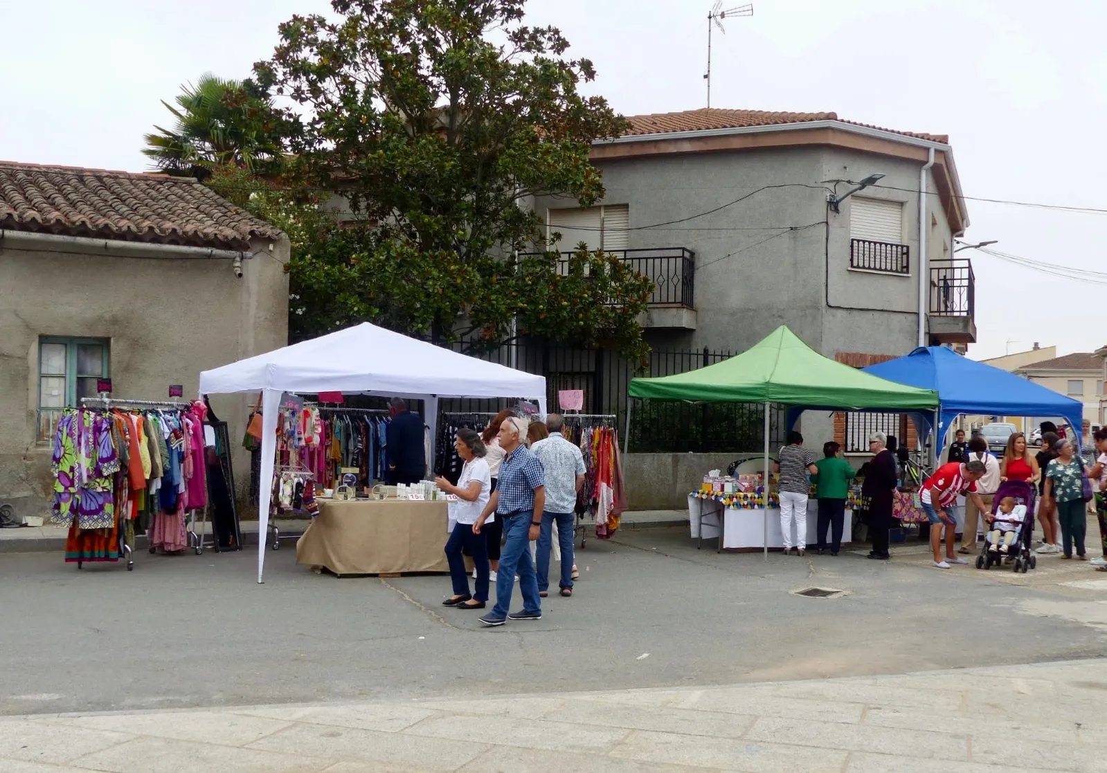 Foto 4 - El II Mercado Tradicional Villa Aurea de Villoria se convierte en gran escaparate artesano y natural en un domingo pre-fiestas con exposici&oacute;n de coches y juegos tradicionales 