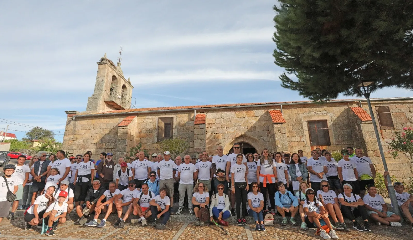 Foto 5 - Unas 170 personas peregrinan desde Fuentes de O&ntilde;oro al Santuario de Nossa Senhora D&rsquo;Ajuda