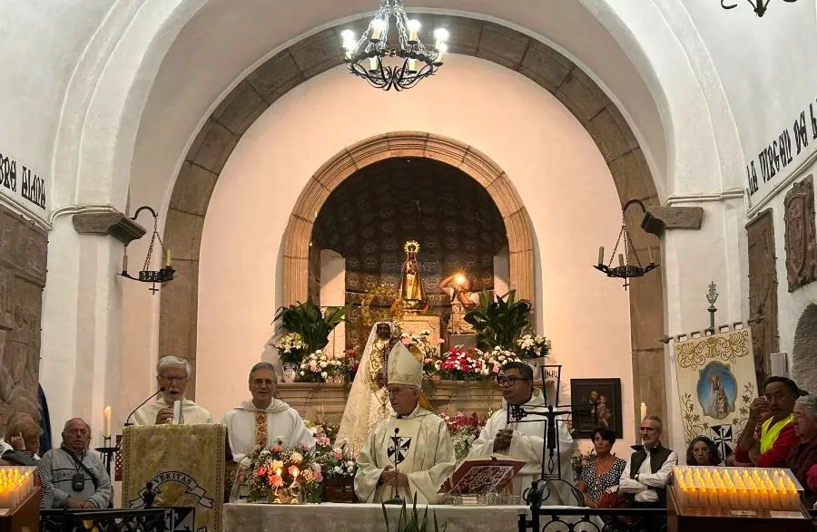 Foto 2 - Garc&iacute;a Burillo preside la solemne eucarist&iacute;a del 8 de septiembre en el Santuario del Risco Mariano
