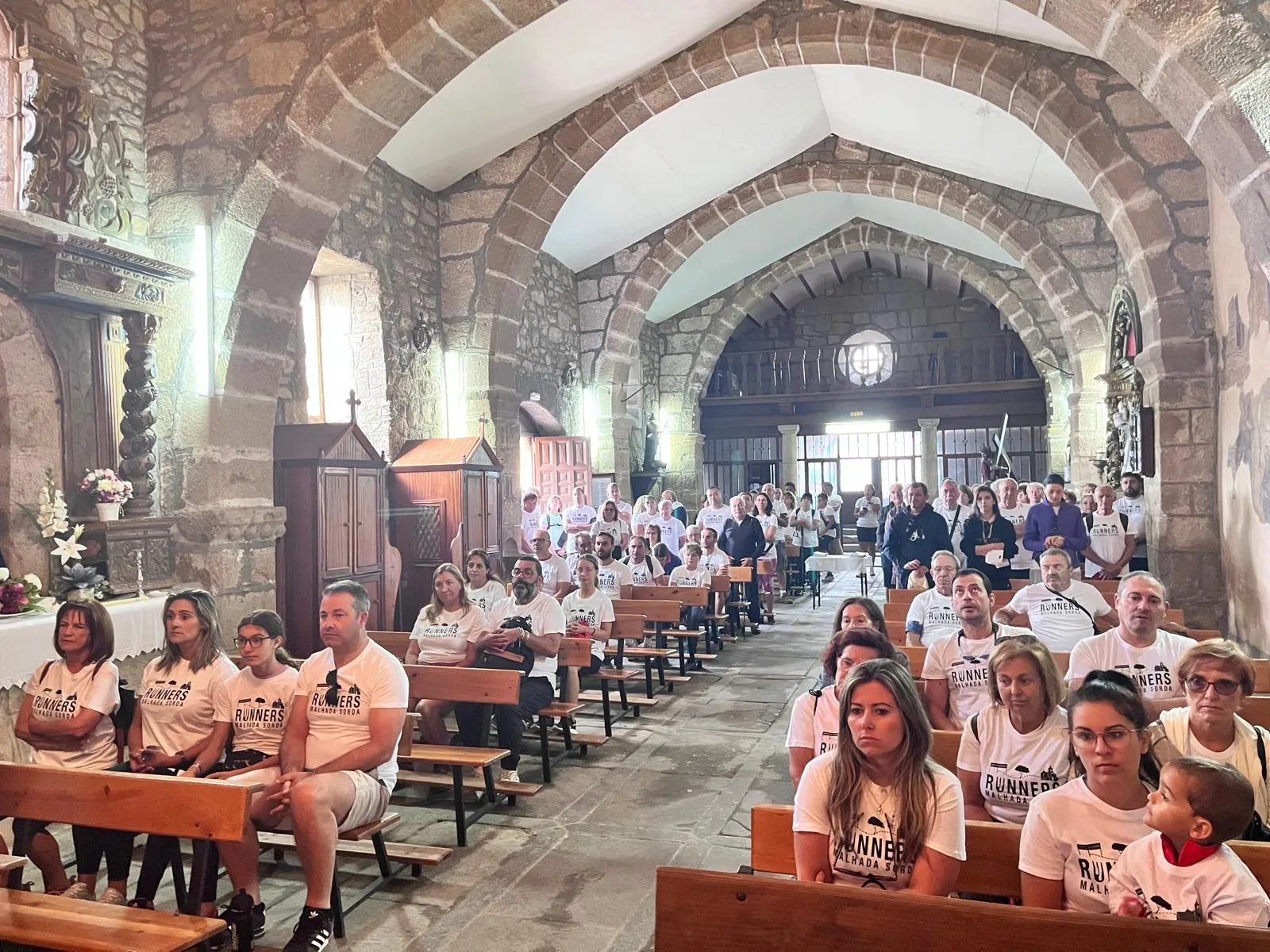 Foto 4 - Unas 170 personas peregrinan desde Fuentes de O&ntilde;oro al Santuario de Nossa Senhora D&rsquo;Ajuda