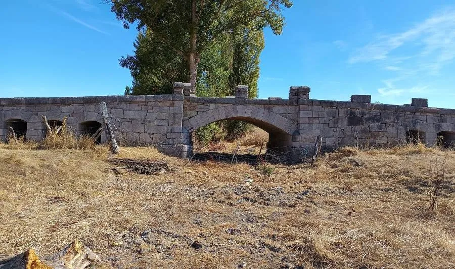 Foto 2 - Prohibida la circulaci&oacute;n por el hist&oacute;rico Puente de Mu&ntilde;oz ante el riesgo de que se venga abajo