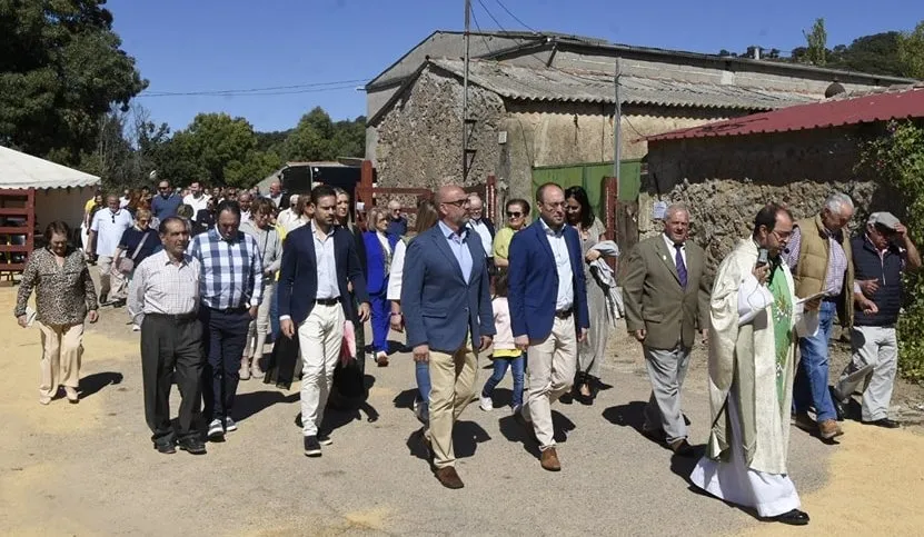 Foto 5 - Pedrotoro se pone sus mejores galas para procesionar a San Miguel Arc&aacute;ngel