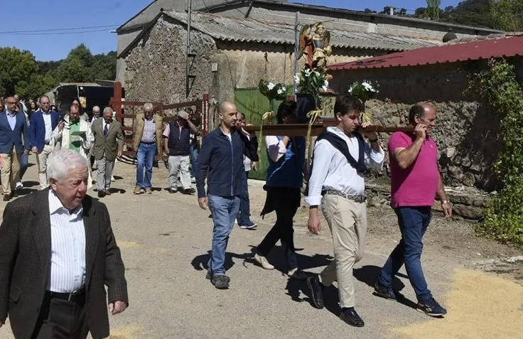 Foto 4 - Pedrotoro se pone sus mejores galas para procesionar a San Miguel Arc&aacute;ngel