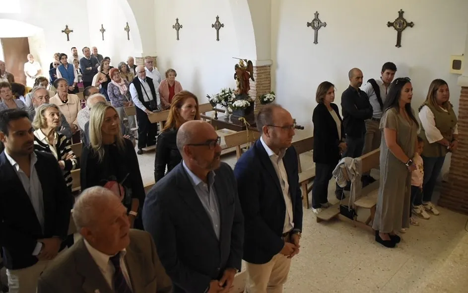 Foto 3 - Pedrotoro se pone sus mejores galas para procesionar a San Miguel Arc&aacute;ngel