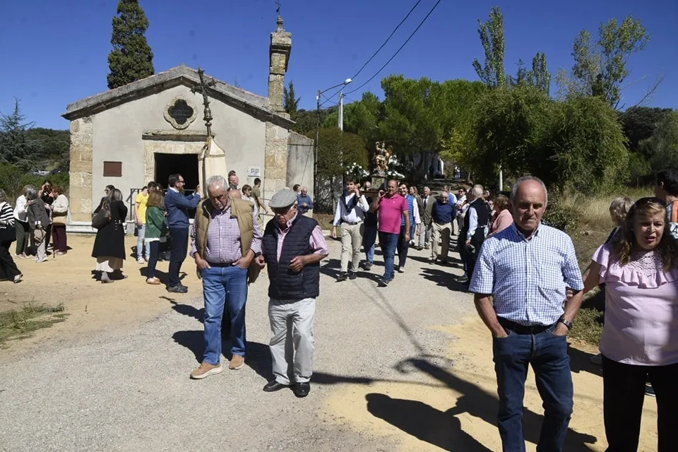 Foto 2 - Pedrotoro se pone sus mejores galas para procesionar a San Miguel Arc&aacute;ngel