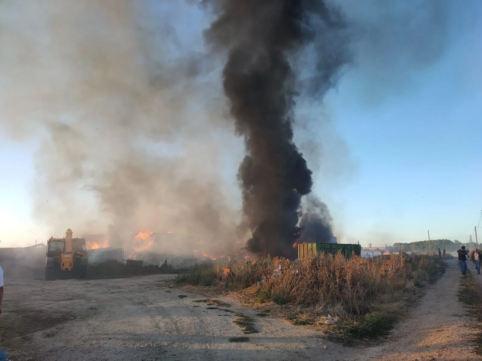 Foto 5 - Un espectacular incendio calcina un gran n&uacute;mero de pacas en B&oacute;veda del R&iacute;o Almar