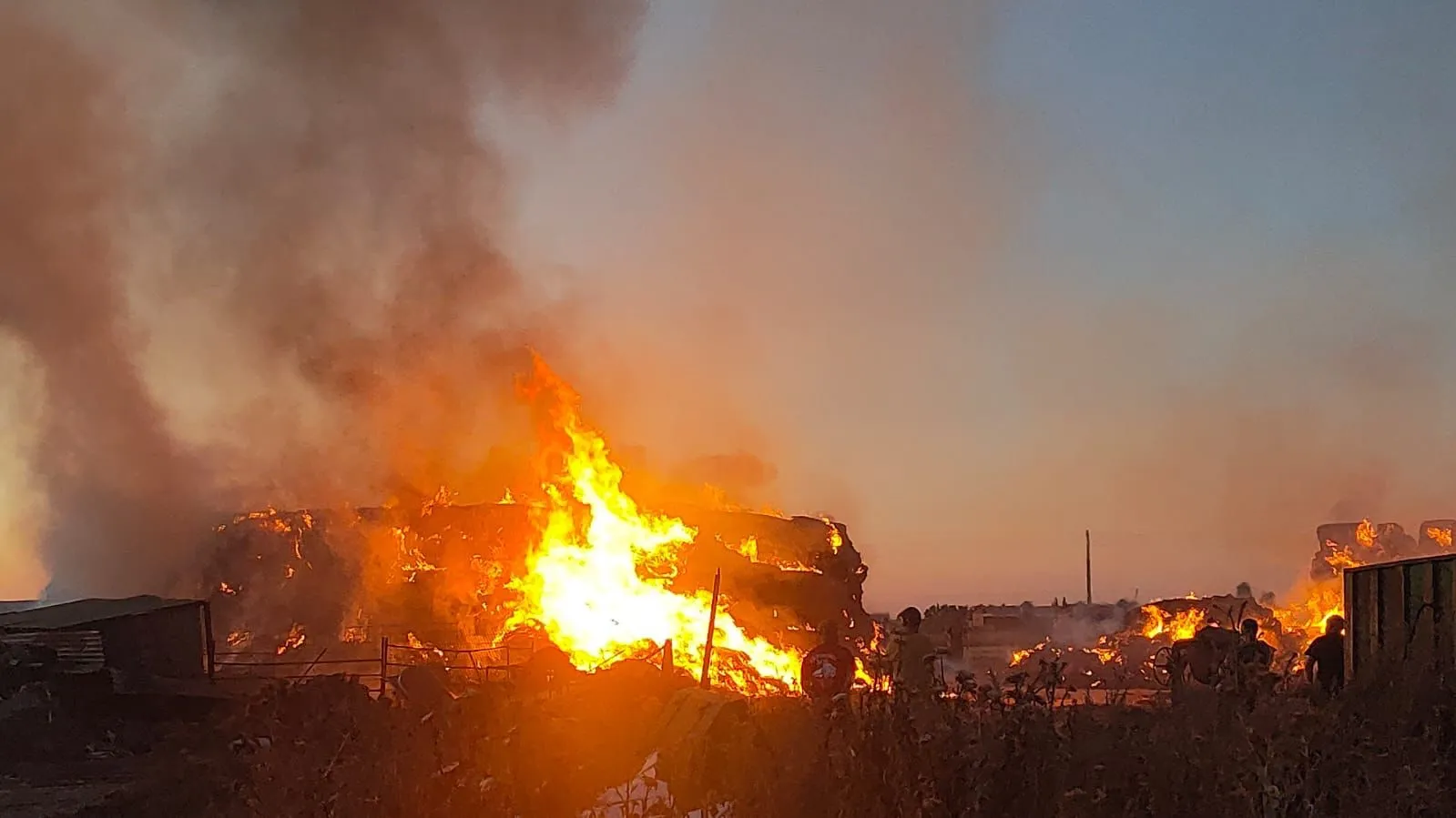 Foto 3 - Un espectacular incendio calcina un gran n&uacute;mero de pacas en B&oacute;veda del R&iacute;o Almar