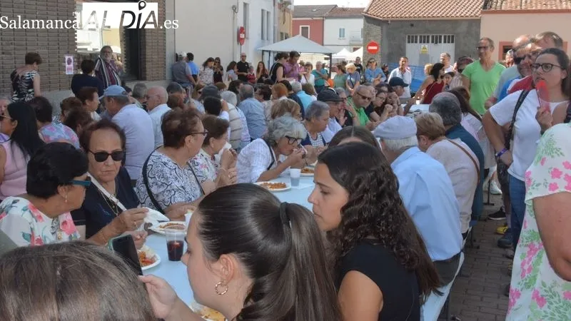 Foto 4 - Lumbrales vive un animado cierre de fiestas con la feria hort&iacute;cola y una comida solidaria