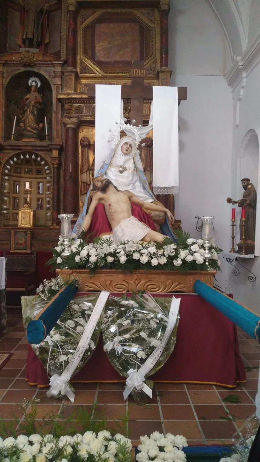 Foto 2 - Flores y fe protagonizan la gran ofrenda a Nuestra Se&ntilde;ora de la Piedad