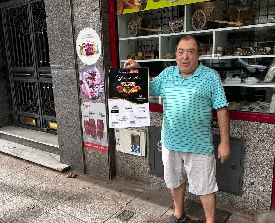 Foto 3 - 'Y si es este...' Ya est&aacute; en la calle la loter&iacute;a de Navidad de SALAMANCArtv AL D&Iacute;A con el n&uacute;mero 98.750 