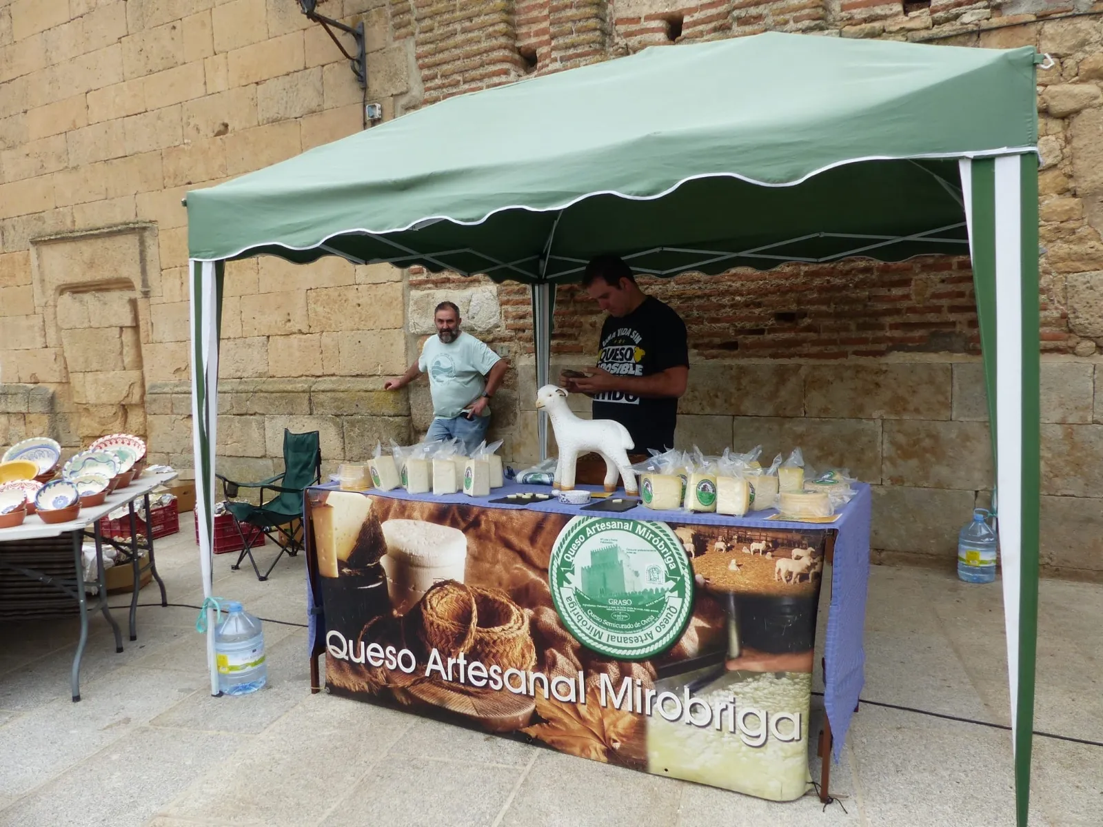 Foto 10 - El II Mercado Tradicional Villa Aurea de Villoria se convierte en gran escaparate artesano y natural en un domingo pre-fiestas con exposici&oacute;n de coches y juegos tradicionales 