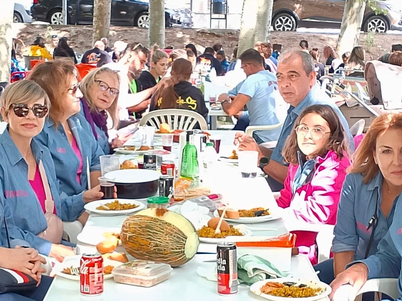 Foto 2 - Gran ambiente festivo y m&aacute;s de 1.700 raciones disfrutadas en una multitudinaria paellada en Villoria