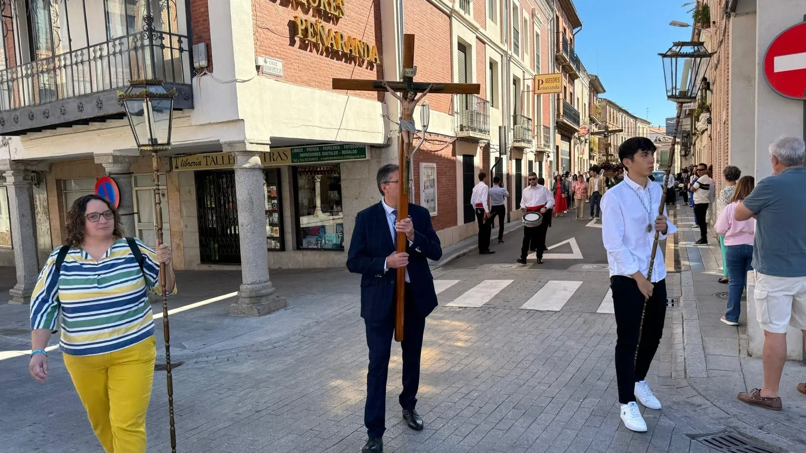 Foto 3 - El Santo Cristo de la Agon&iacute;a recibe cari&ntilde;o y devoci&oacute;n en su vuelta a las calles para celebrar su tradicional fiesta