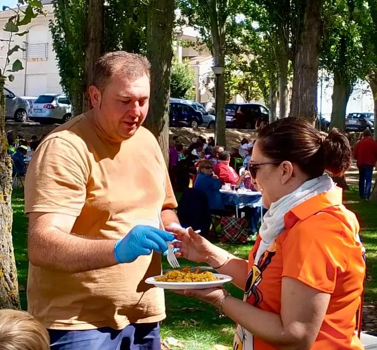 Foto 11 - Gran ambiente festivo y m&aacute;s de 1.700 raciones disfrutadas en una multitudinaria paellada en Villoria