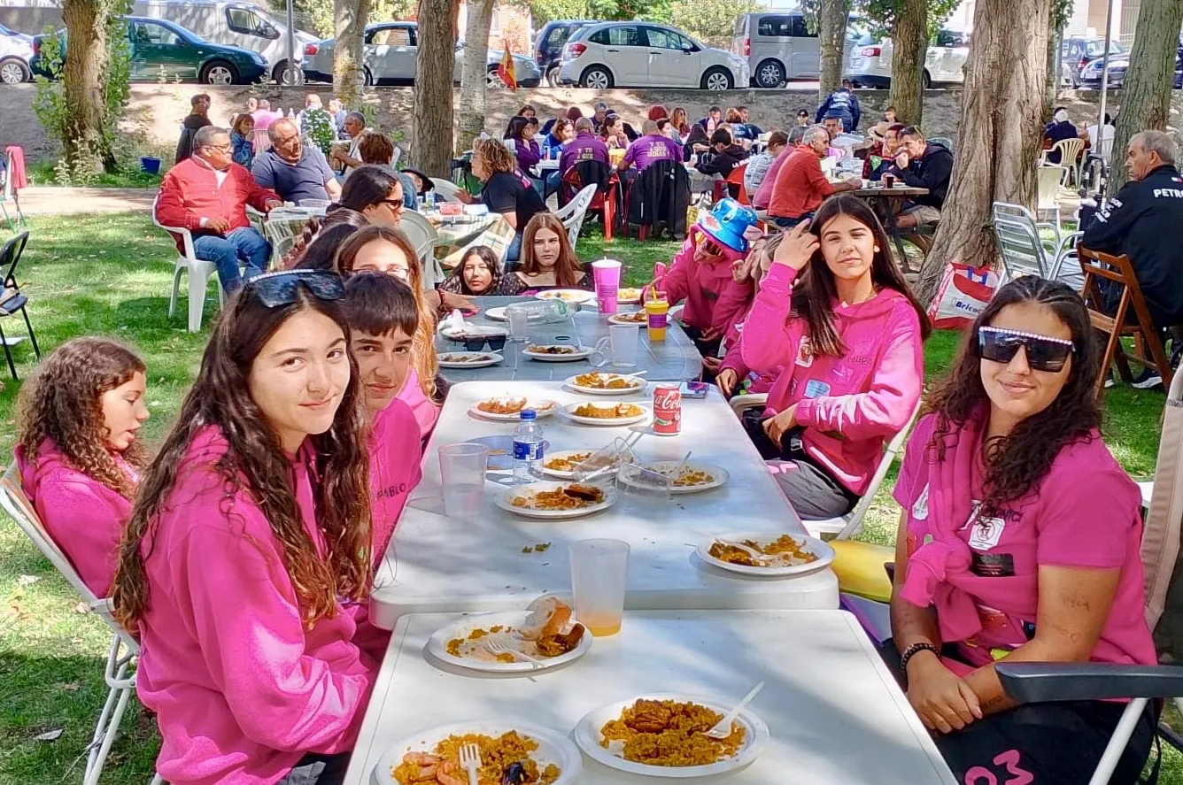 Foto 10 - Gran ambiente festivo y m&aacute;s de 1.700 raciones disfrutadas en una multitudinaria paellada en Villoria