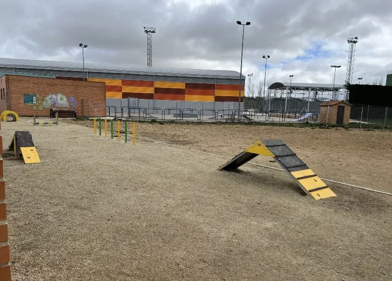El Ayuntamiento de Carbajosa también ofrece a los propietarios de animales una amplia zona de esparcimiento en el Prado de la Vega, así como un parque canino