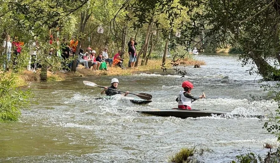 Foto 4 - Las aguas del &Aacute;gueda vibraron durante el fin de semana con pirag&uuml;istas de toda la regi&oacute;n