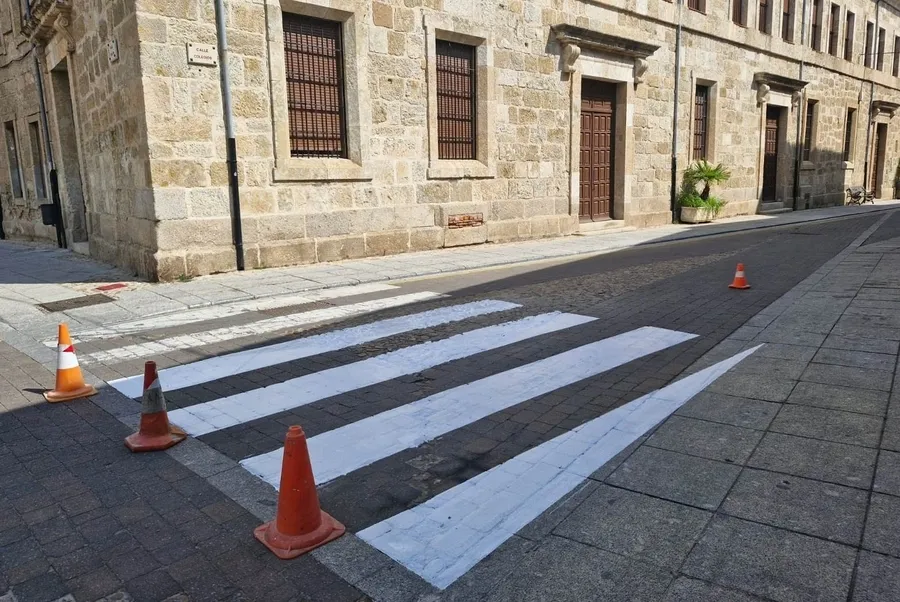 Foto 3 - Repintados los pasos de cebra del entorno de colegios e institutos de cara a la Vuelta al Cole