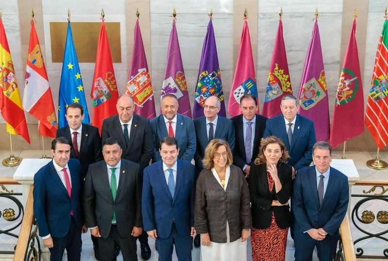 El presidente de la Junta, Alfonso Fernández Mañueco, junto a los presidentes de todas las Diputaciones de la Comunidad. Foto JCYL