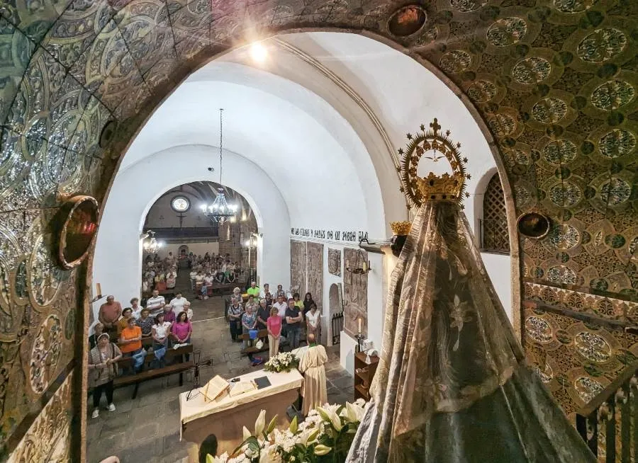 Foto 5 - Unos 80 fieles peregrinan con la Parroquia de San Andr&eacute;s hasta la Pe&ntilde;a de Francia