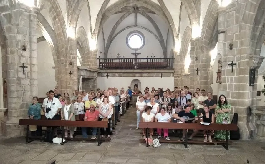 Foto 3 - Unos 80 fieles peregrinan con la Parroquia de San Andr&eacute;s hasta la Pe&ntilde;a de Francia