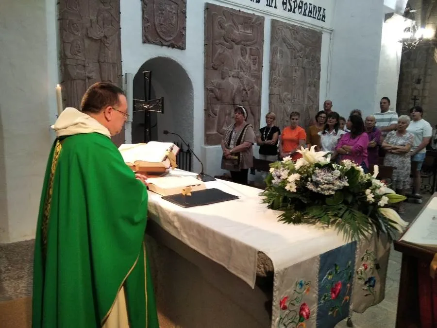 Foto 2 - Unos 80 fieles peregrinan con la Parroquia de San Andr&eacute;s hasta la Pe&ntilde;a de Francia