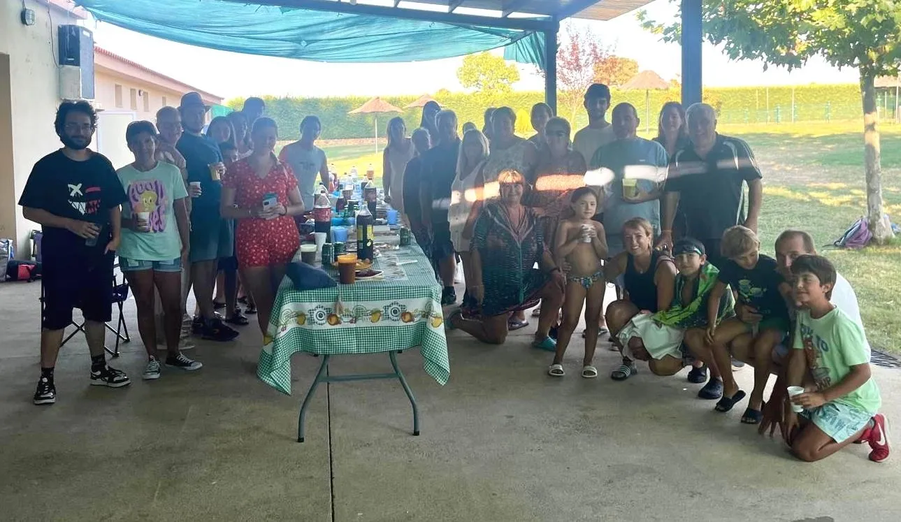 Foto 2 - Los usuarios de la piscina de Morasverdes despiden la &eacute;poca estival con una merienda