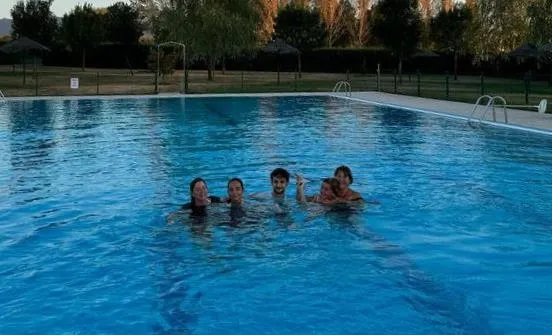 Foto 3 - Los usuarios de la piscina de Morasverdes despiden la &eacute;poca estival con una merienda