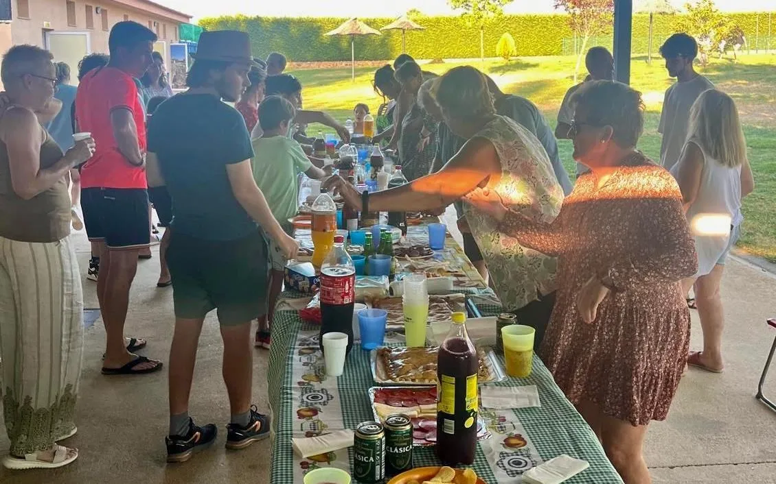 Foto 4 - Los usuarios de la piscina de Morasverdes despiden la &eacute;poca estival con una merienda