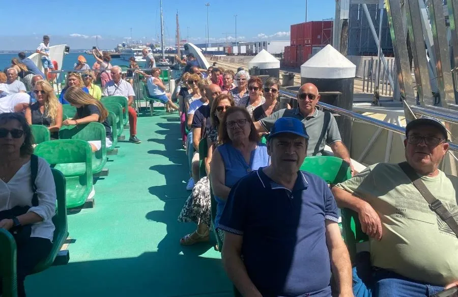 Foto 5 - 61 personas disfrutan de C&aacute;diz de la mano de la Asociaci&oacute;n de Vecinos del Barrio Nuevo