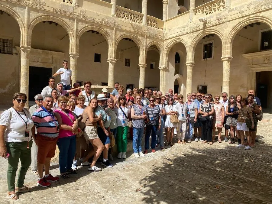 Foto 3 - 61 personas disfrutan de C&aacute;diz de la mano de la Asociaci&oacute;n de Vecinos del Barrio Nuevo