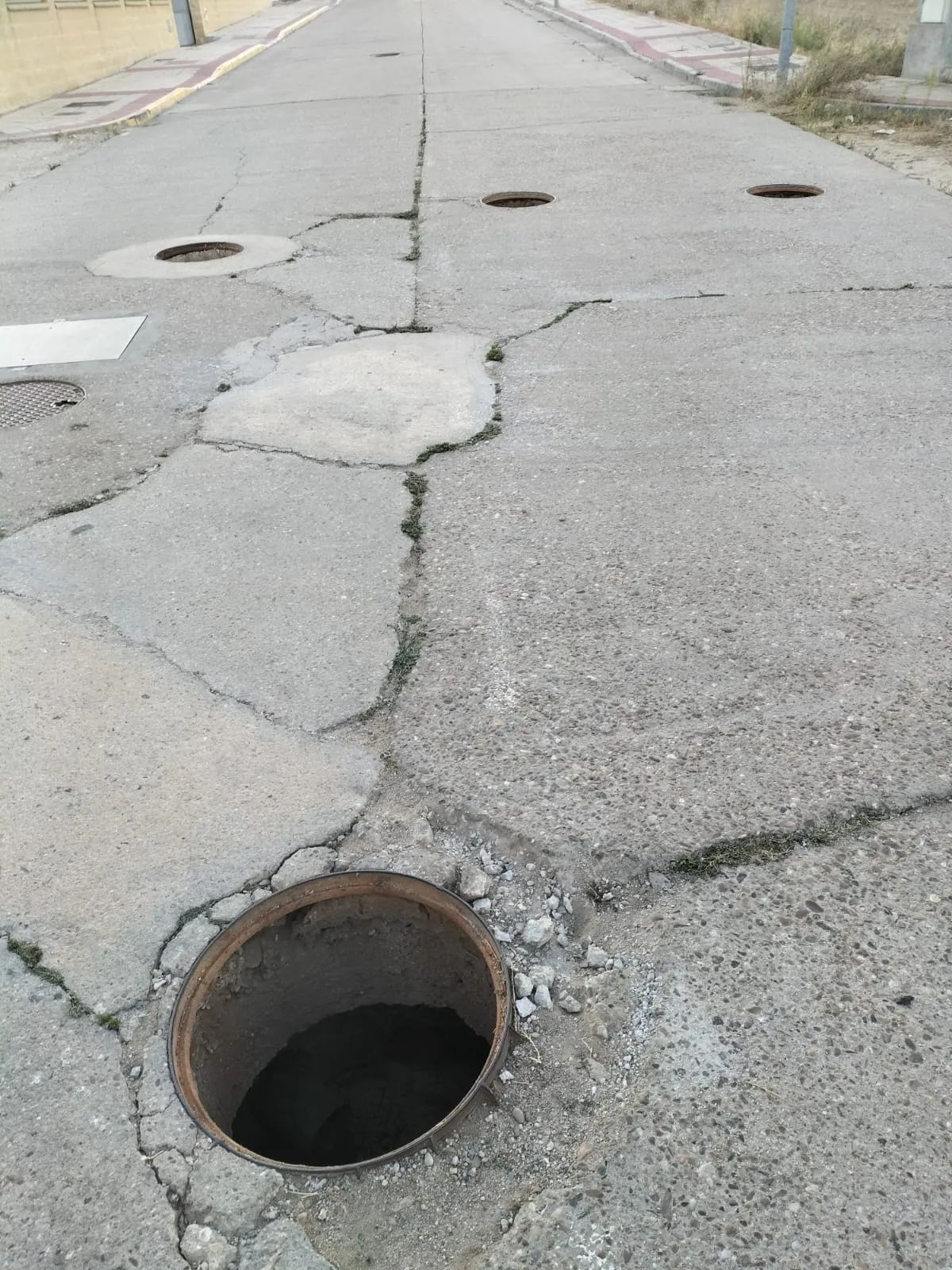 Foto 4 - Noche movida en Cabrerizos: el alcalde denuncia el robo de 28 tapas de alcantarillas