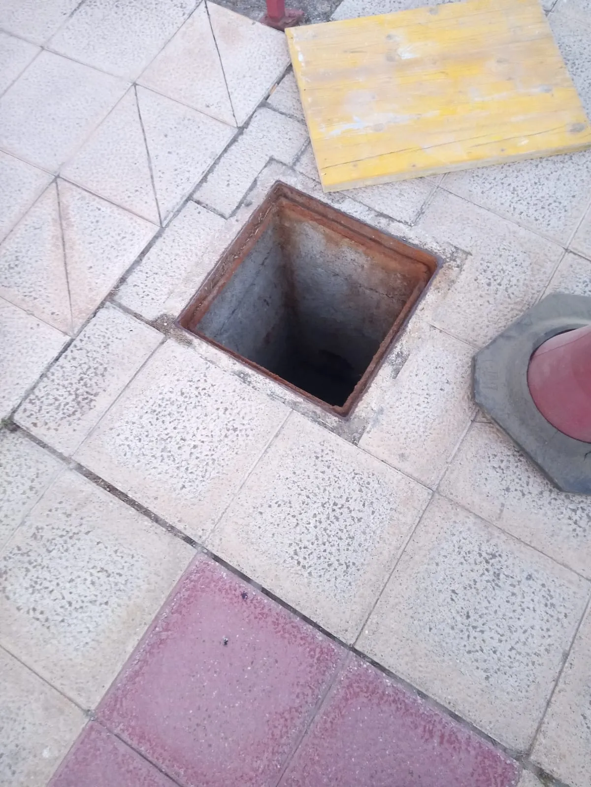 Foto 3 - Noche movida en Cabrerizos: el alcalde denuncia el robo de 28 tapas de alcantarillas