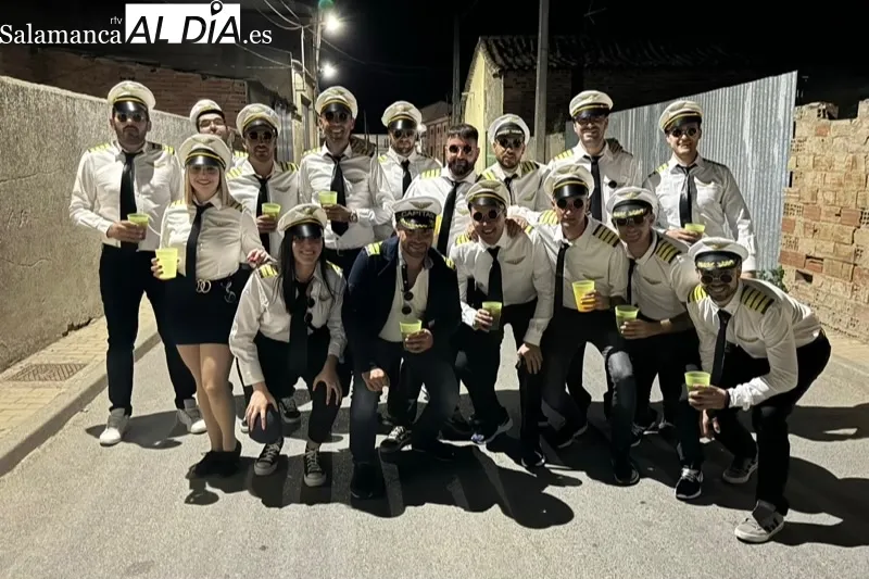 Foto 5 - Las pe&ntilde;as dan color y diversi&oacute;n en una multitudinaria bienvenida a las fiestas de la Virgen de la Vega en Villoria