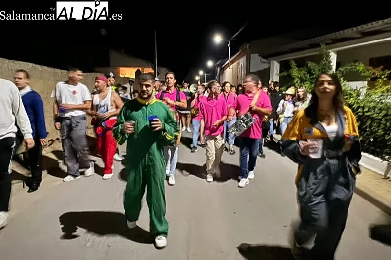 Foto 4 - Las pe&ntilde;as dan color y diversi&oacute;n en una multitudinaria bienvenida a las fiestas de la Virgen de la Vega en Villoria