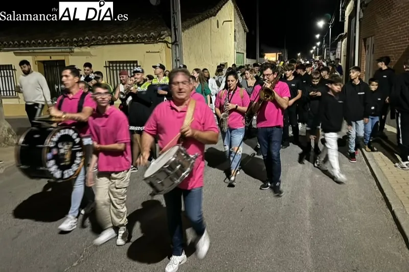 Foto 3 - Las pe&ntilde;as dan color y diversi&oacute;n en una multitudinaria bienvenida a las fiestas de la Virgen de la Vega en Villoria